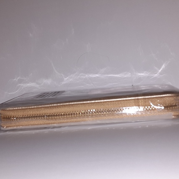 Love of Fashion New York Zippered Wallet $15 - Picture 3 of 7